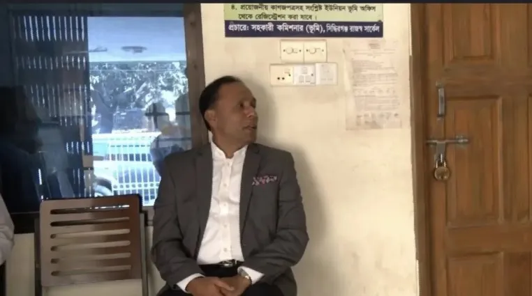 ভূমি অফিসে গিয়ে প্রতিমন্ত্রী দেখলেন কর্মকর্তারা কেউ আসেননি